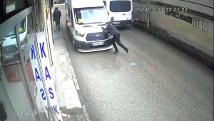 Yolun karşısına geçmek isteyen öğrenciye minibüs çarptı