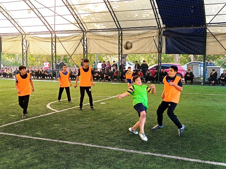 Cumhuriyetin 100. Yılı anısına düzenlenen turnuvada, gençler hem eğlendi, hem de ter döktü