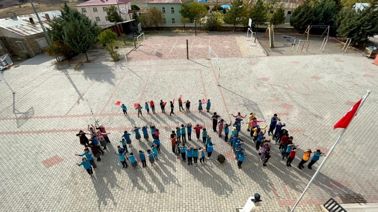 Çemişgezek’te köy okulu öğrencilerinden ‘100 Yıl’ koreografisi