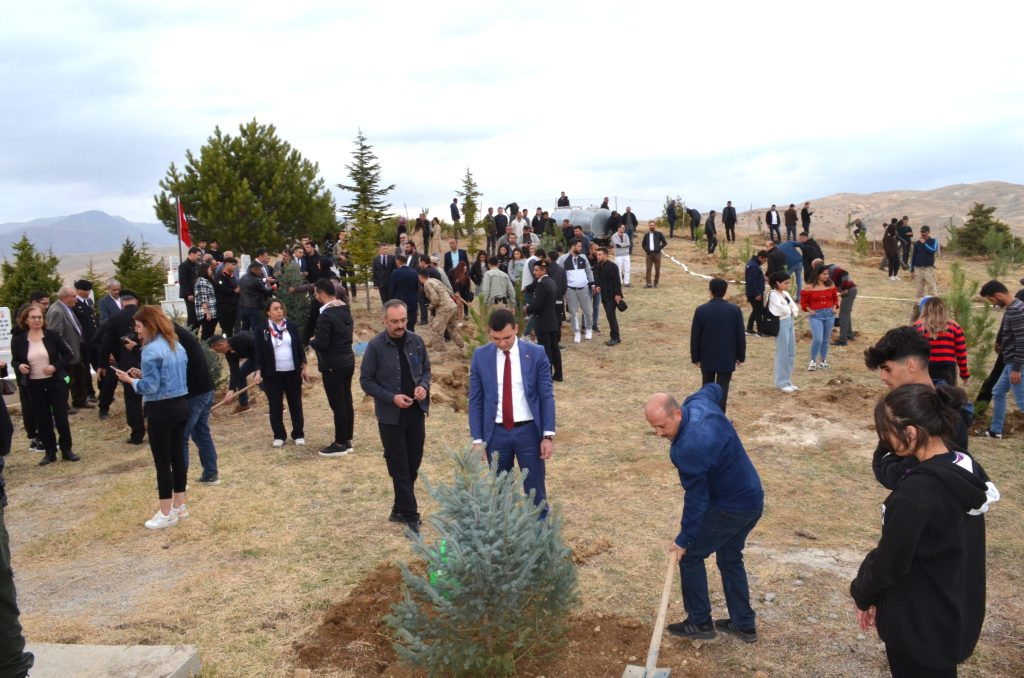 ilk dönem Dersim Milletvekili Diyap Ağa kabri başında anıldı. 100 Yıl anısına 100 fidan toprakla buluşturdu