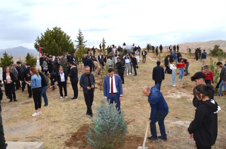 ilk dönem Dersim Milletvekili Diyap Ağa kabri başında anıldı. 100 Yıl anısına 100 fidan toprakla buluşturdu