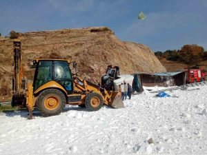 Virajı alamayan tuz yüklü tır devrildi: 1 yaralı
