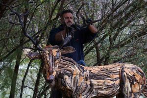 Kurumuş ağaç kökü ve dallarını sanata dönüştürüyor