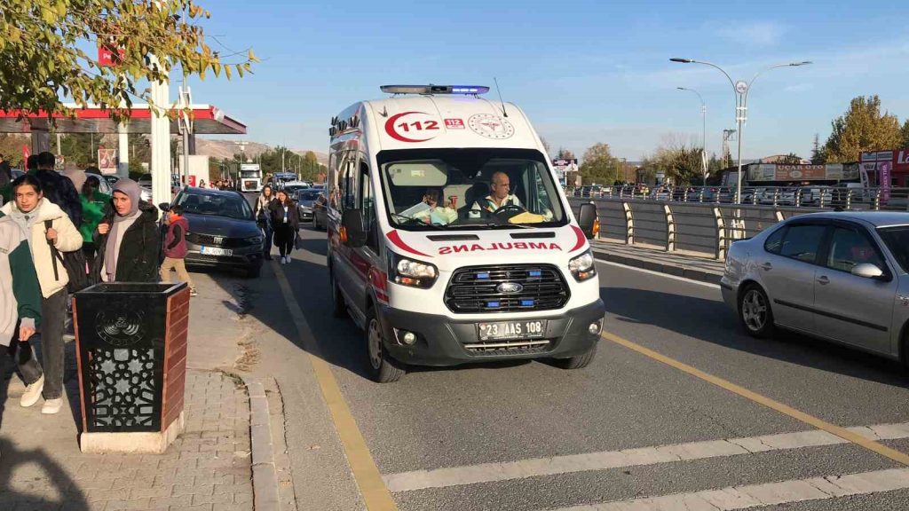 Elazığ’da otomobilin çarptığı genç kız ağır yaralandı