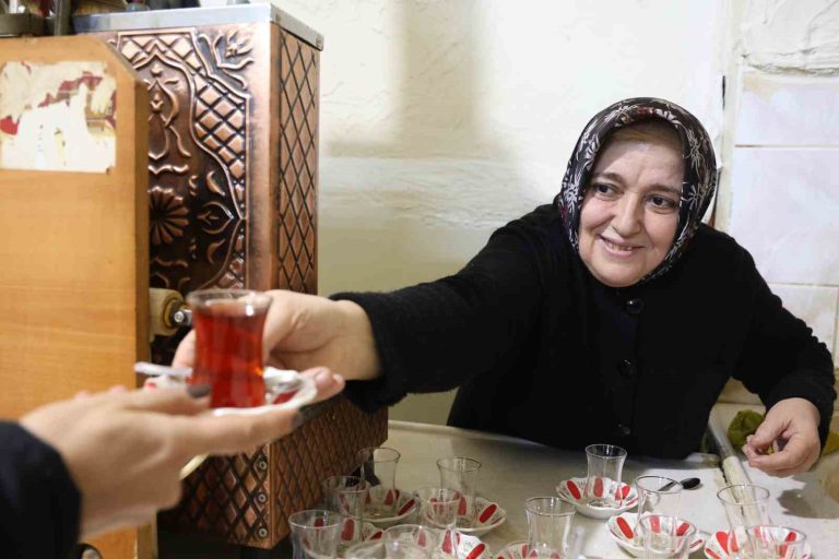 Eşi vefat eden kadın, 40 yıllık çay ocağının başına geçti