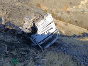 Şarampole devrilen kamyondan atlayan 2 kişi yaralandı