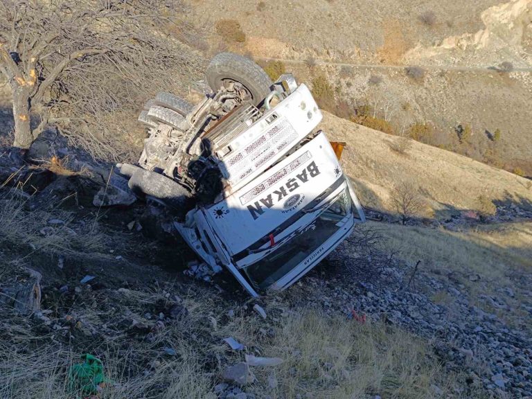 Şarampole devrilen kamyondan atlayan 2 kişi yaralandı