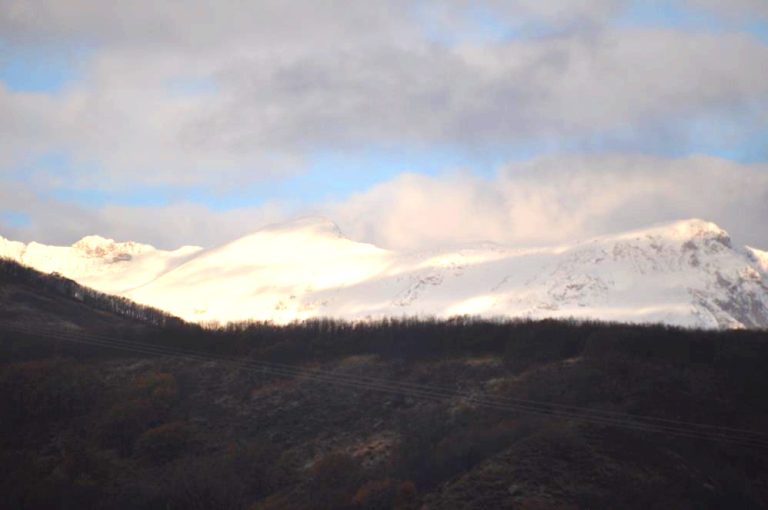 Munzur Dağları beyaz gelinliğini giydi