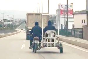 Görenler tebessüm etti. Plastik sandalyede yolculuk keyfi