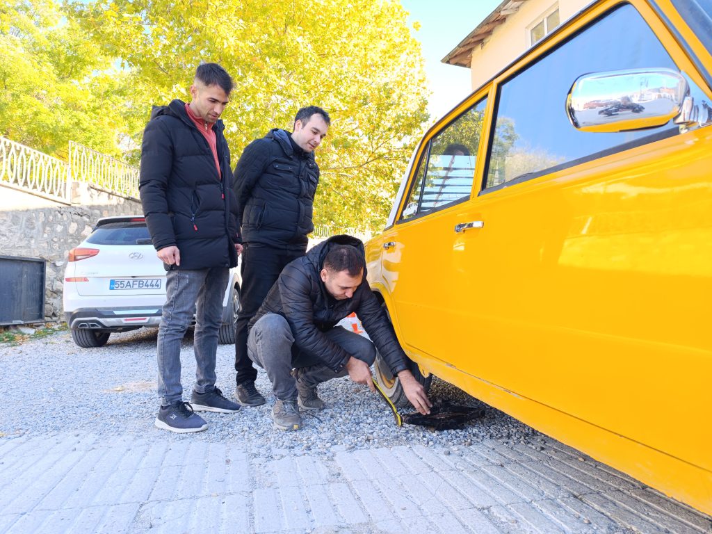 Yağış geldi, yasak başlamadan oto lastikçilerde yoğunluk başladı. Bazı vatandaşlar ise kendi imkanlarıyla araçlarının lastiklerini yeniliyor