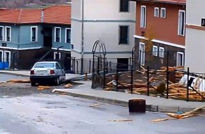 Elazığ’da fırtına çatıları uçurdu