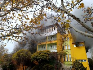 Daha önce belediye binası ve öğretmenevi olarak kullanılan boş binada yangın çıktı