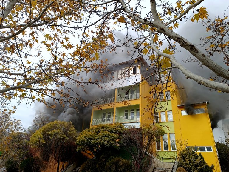Daha önce belediye binası ve öğretmenevi olarak kullanılan boş binada yangın çıktı
