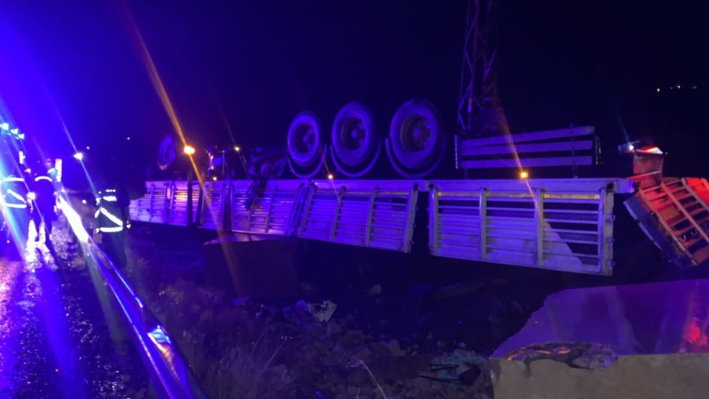 Elazığ’da Kaza, Tır Ters Döndü. 1 kişi hayatını kaybetti
