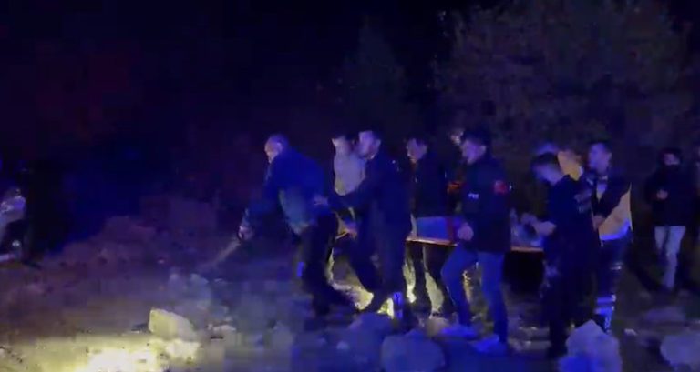 Tunceli’de otomobil uçuruma yuvarlandı, ekipler yaralıları kurtarmak için seferber oldu