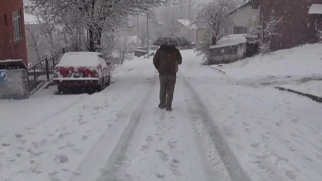 Pülümür ilçesinde kar yağışı etkili oldu
