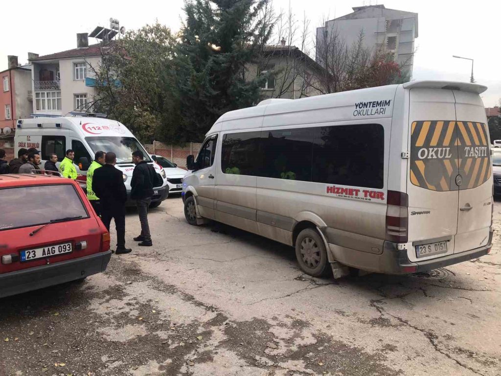 Elazığ’da minibüsün çarptığı 2 çocuk yaralandı