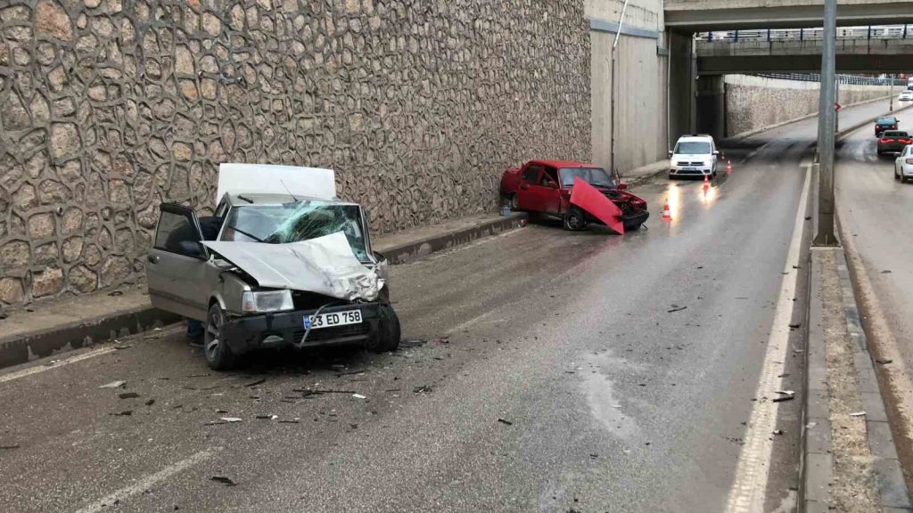 Elazığ’da meydana gelen trafik kazasında 2’si ağır 4 kişi yaralandı