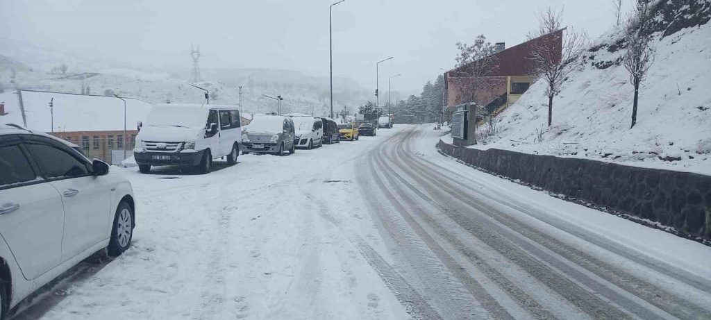 Tunceli’de kar yağışı yer yer etkili oldu, onlarca köy yolu ulaşıma kapandı