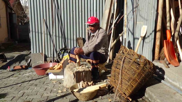 Pülümürlü Nuri Yıldız, babasından öğrendiği zanaat ile Parkinson hastalığıyla mücadele ediyor