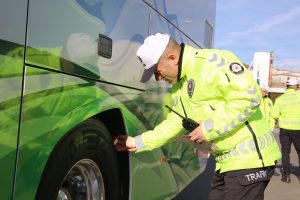 Tunceli’de kış lastiği denetimleri yapıldı, sürücüler bilgilendirildi