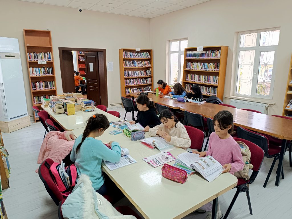 Yağışlı hava, Çemişgezek ilçesinde kütüphaneye ilgiyi arttırdı
