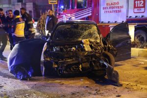 Elazığ’da ortalığın savaş alanına döndüğü kaza kamerada: 5 yaralı