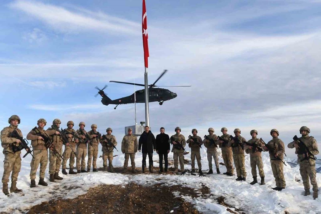 Vali Bülent Tekbıyıkoğlu üst bölgesinde görevli Jandarma ile bir araya geldi