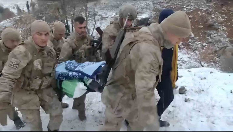 Hozat ilçesinde kayalıklardan düşen adam AFAD, Jandarma ekiplerinin çabasıyla kurtarıldı