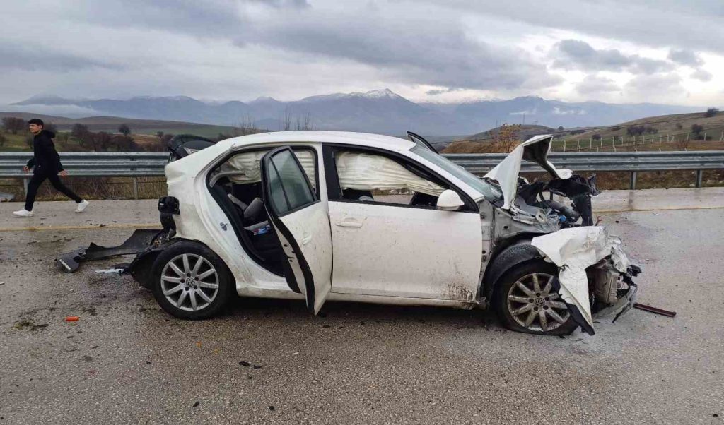Elazığ’da iki araç çarpıştı: 4 kişi yaralandı