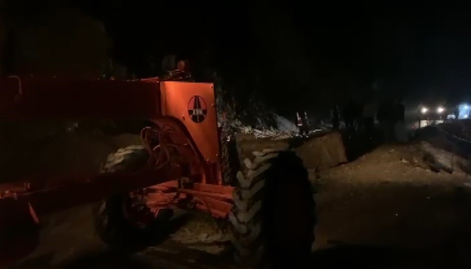 Ovacık karayolunda, dağdan kopan devasa kayalar, yolu trafiğe kapattı