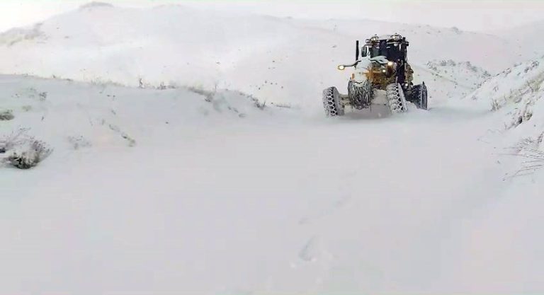 Elazığ’da kapanan 465 köy yolu için çalışmalar sürüyor