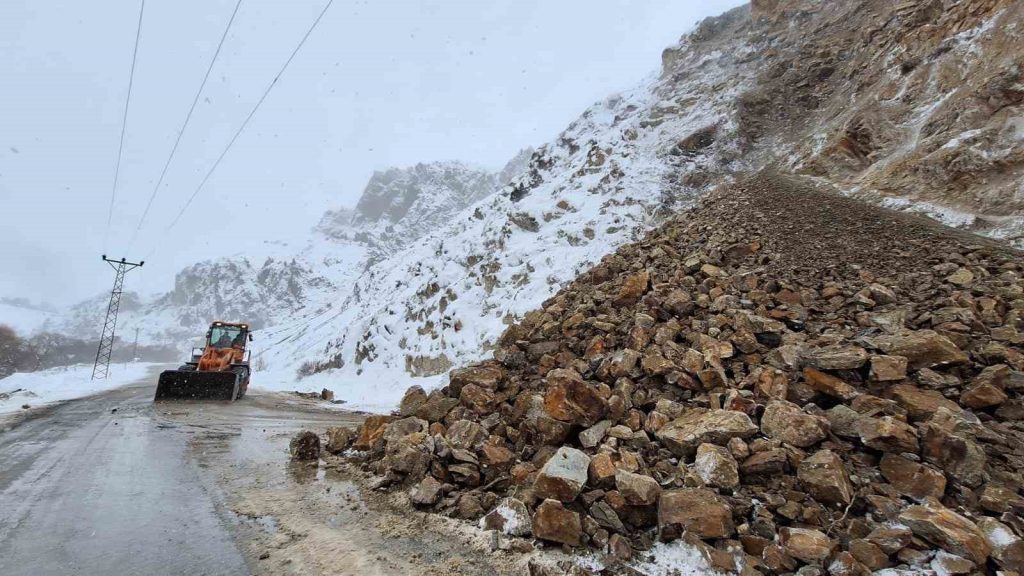 Tunceli’de karayolunda heyelan meydana geldi