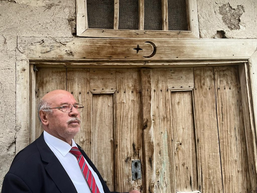 Örnek muhtar, köye hem nostaljiyi yaşattı, hem dijital çağın hizmetlerini sundu