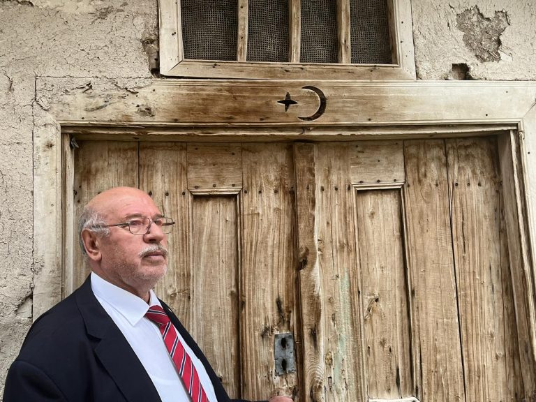 Örnek muhtar, köye hem nostaljiyi yaşattı, hem dijital çağın hizmetlerini sundu