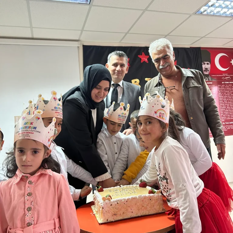 Köy okulunda düzenlenen okuma bayramında çocuklar doyasıya eğlendi