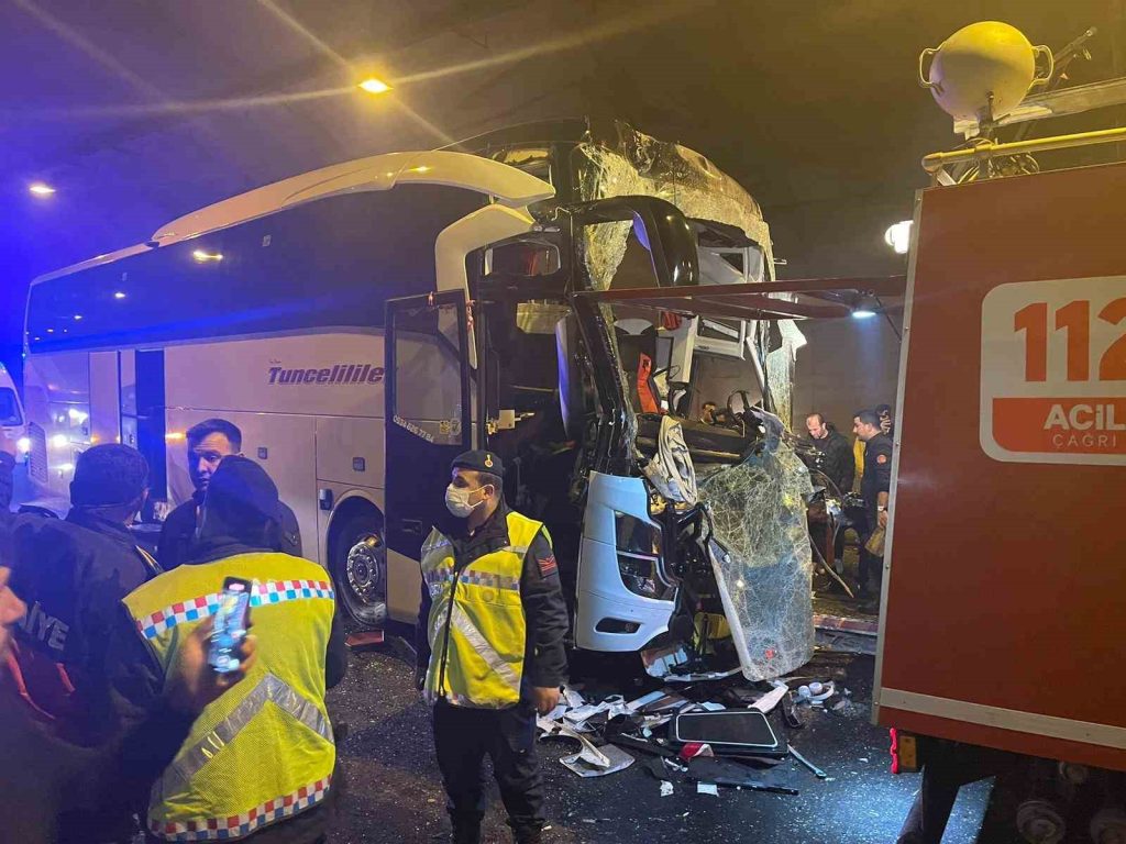 Tunceli firmasına ait otobüs Osmaniye’de kaza yaptı . 1 kişi hayatını kaybetti, yaralıların olduğu öğrenildi