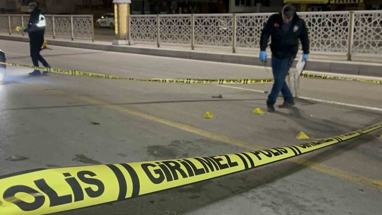 Elazığ’da bir kıraathanenin önünde bulunan kişilere silahlı saldırı. 2 kişi yaralandı