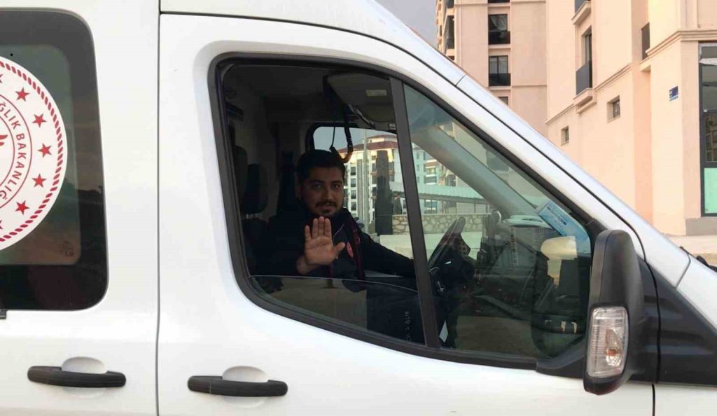 Elazığ’da bir sağlıkçı hastayı götürmek yerine, ambulansı durdurup muhabire ‘çekemezsin’ dedi