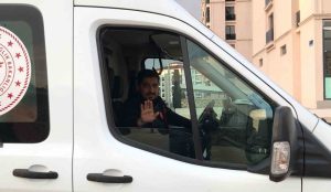 Elazığ’da bir sağlıkçı hastayı götürmek yerine, ambulansı durdurup muhabire ‘çekemezsin’ dedi