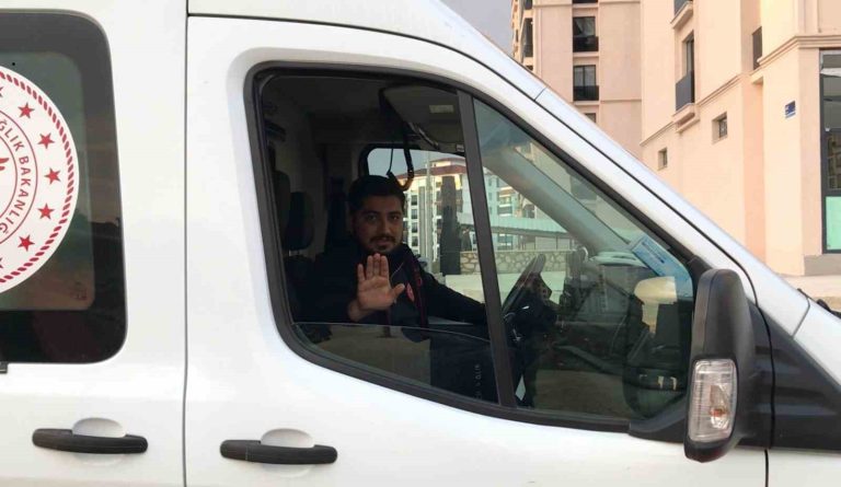 Elazığ’da bir sağlıkçı hastayı götürmek yerine, ambulansı durdurup muhabire ‘çekemezsin’ dedi