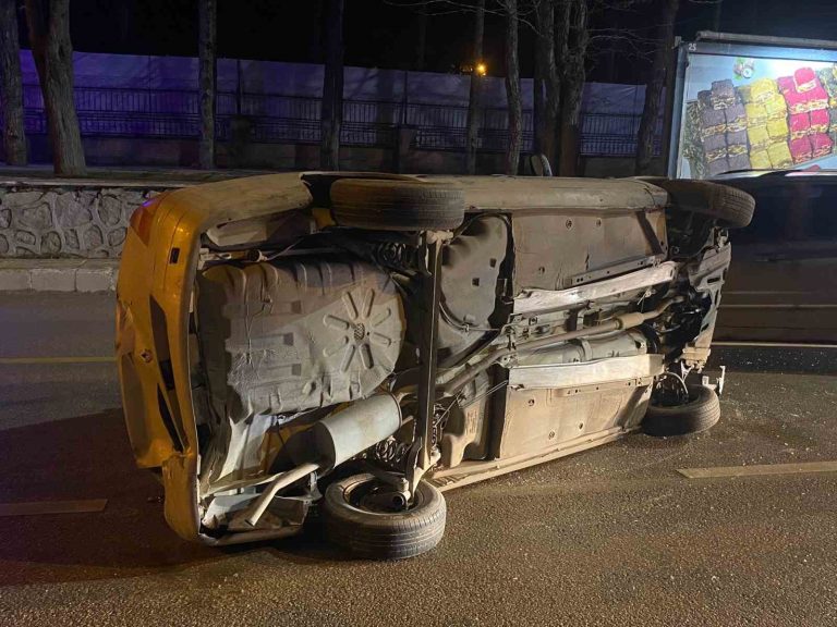 Elazığ’da refüje çarparak takla atan otomobildeki 3 kişi yaralandı