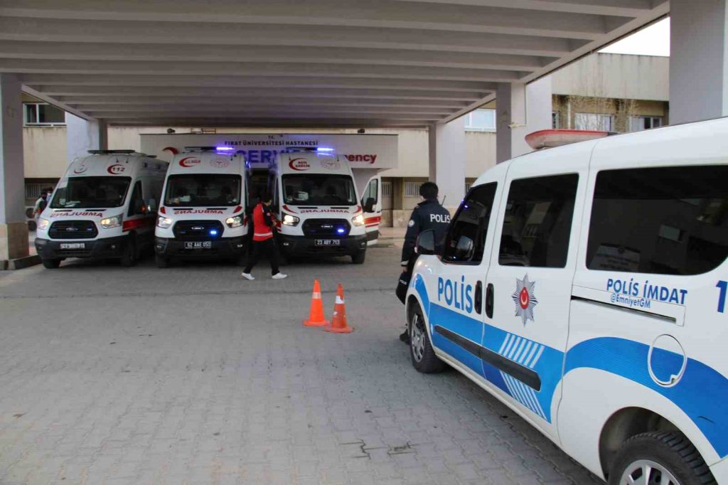 Elazığ’da bir kıraathaneye düzenlenen silahlı saldırı sonucu 2 kişi yaralandı