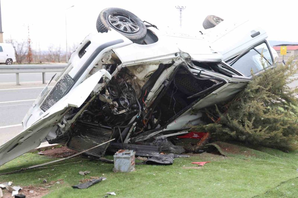 Elazığ”da meydana gelen feci kazada 1’i ağır 5 kişi yaralandı