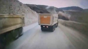 Toprağın kamyonu yuttuğu görüntüler ortaya çıktı.