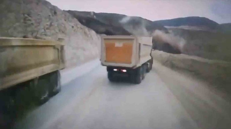 Toprağın kamyonu yuttuğu görüntüler ortaya çıktı.