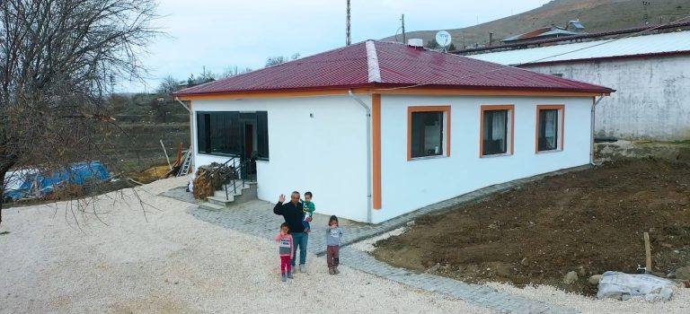 Elazığ’da yerinde dönüşümde ilk köy evi sahibine teslim edildi