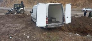 Tunceli’de 450 kilo somon imha edildi. Nakil ve sevk belgesi olmayan aracın sürücüsüne 10 bin 494 TL ceza uygulandı