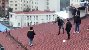 Tunceli’de intihar girişiminde bulunan şahıs, 3 saatlik iknanın ardından çatıdan indirildi