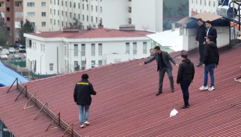 Tunceli’de intihar girişiminde bulunan şahıs, 3 saatlik iknanın ardından çatıdan indirildi